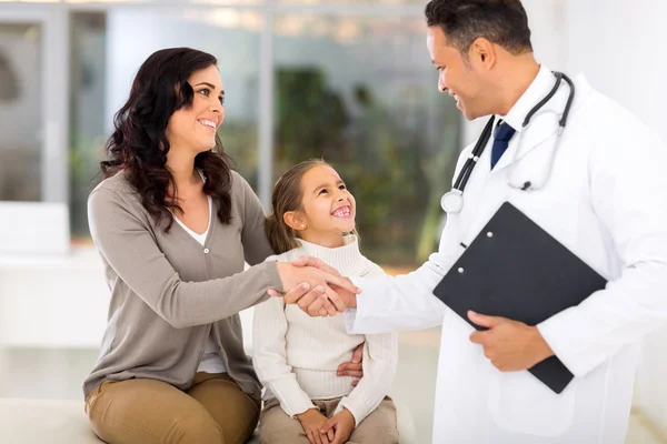 Pediatra pozdrowienie pacjenta matki — Zdjęcie stockowe