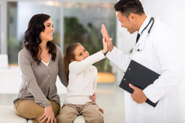 Petite fille et pédiatre high-fiving — Photo