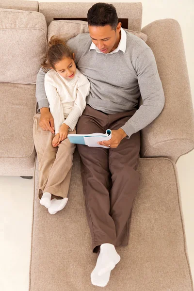 Vader lezen aan zijn dochter — Stockfoto
