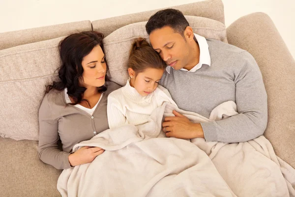 Familie samen slapen — Stockfoto