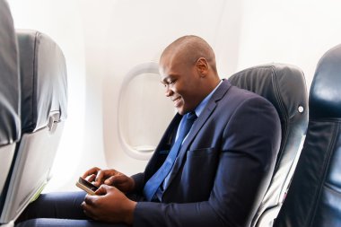 Smartphone kullanarak Afrika uçak yolcu