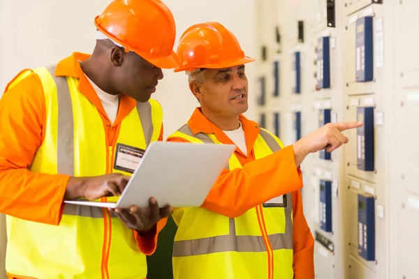 Medewerkers met behulp van laptopcomputer — Stockfoto