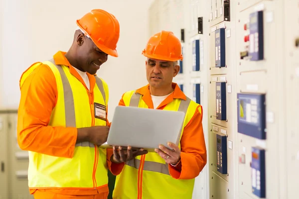 Technici met behulp van laptop — Stockfoto