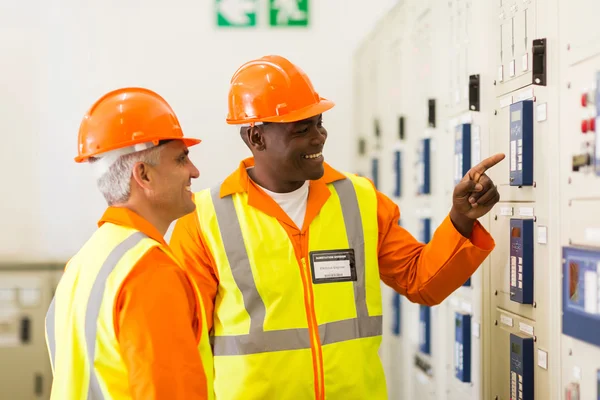 Elettricisti che lavorano nella sala di controllo — Foto Stock