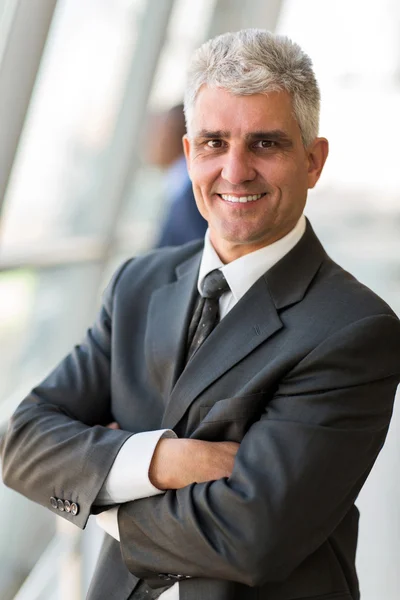 Senior businessman with arms crossed — Stock Photo, Image