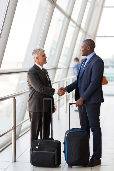 Geschäftsleute beim Händeschütteln am Flughafen — Stockfoto