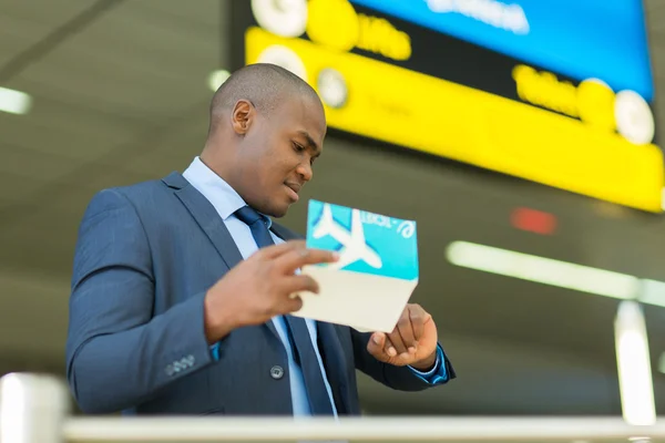 African-american traveller checking time — Stock Photo, Image