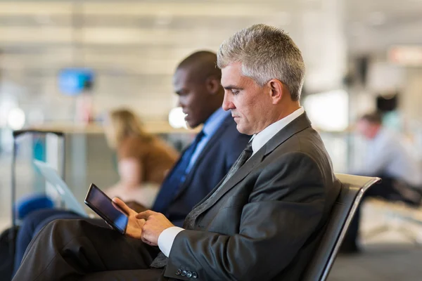 Senior manlig passagerare använder tablet — Stockfoto