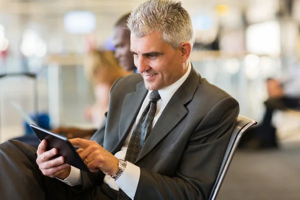 Senior zakenman met behulp van Tablet PC — Stockfoto