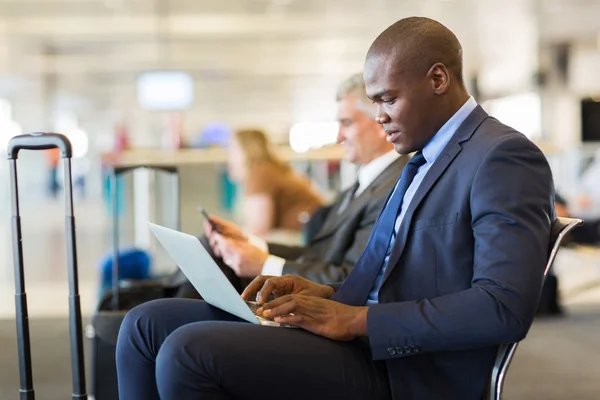 Un homme d'affaires afro-américain attend — Photo