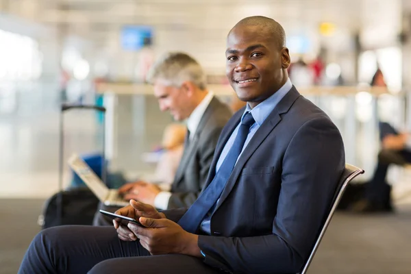 African business traveller using tablet — Stock Photo, Image