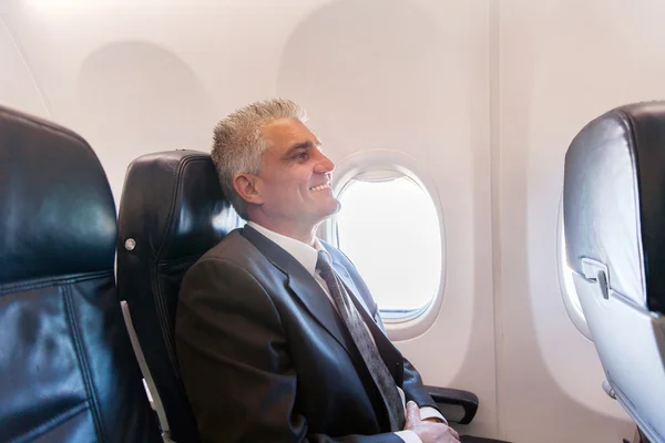 Empresário sénior no avião — Fotografia de Stock