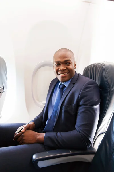 Afrikanisch-amerikanischer Geschäftsmann im Flugzeug — Stockfoto