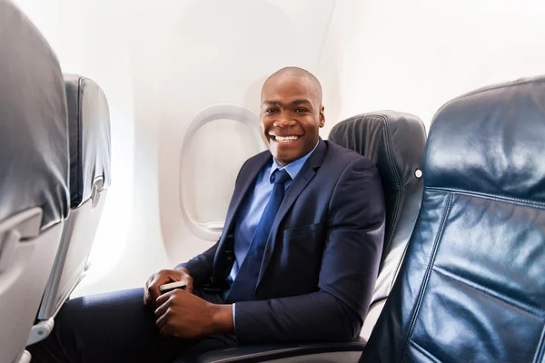 Uomo d'affari afro-americano su un aereo — Foto Stock