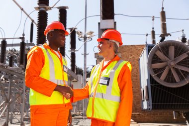 İçinde elektrik Trafo Merkezi toplantı teknisyenleri