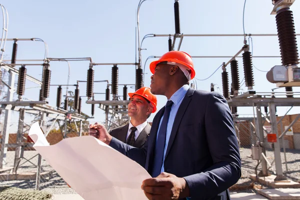 Gerentes que trabalham na subestação elétrica — Fotografia de Stock