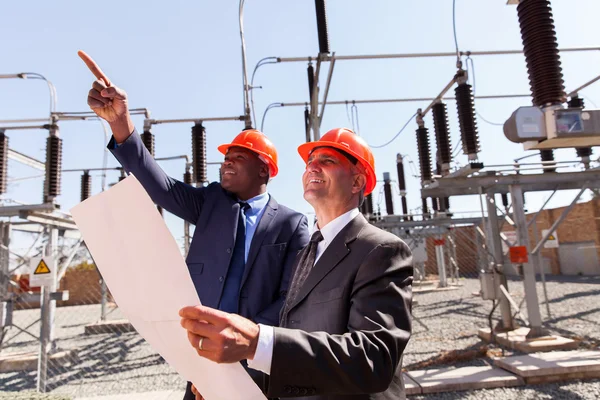 Managers discussing blueprint — Stock Photo, Image