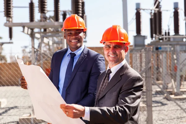 Responsabili industriali che detengono il progetto — Foto Stock