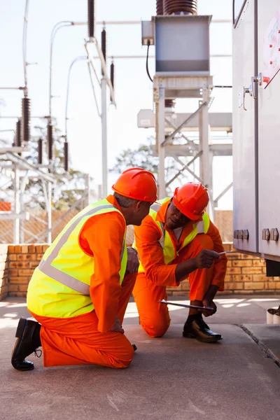 Elektrische medewerkers in onderstation — Stockfoto