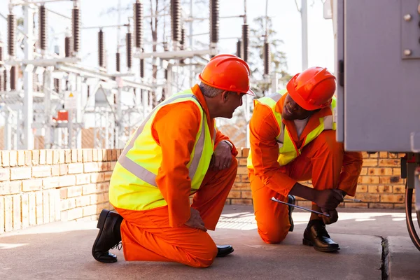 Eletricistas discutindo o trabalho — Fotografia de Stock