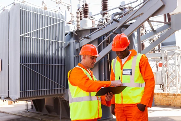 Ingegneri elettrici discutono di lavoro — Foto Stock
