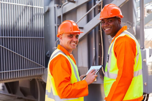 Electricistas en subestación eléctrica — Foto de Stock