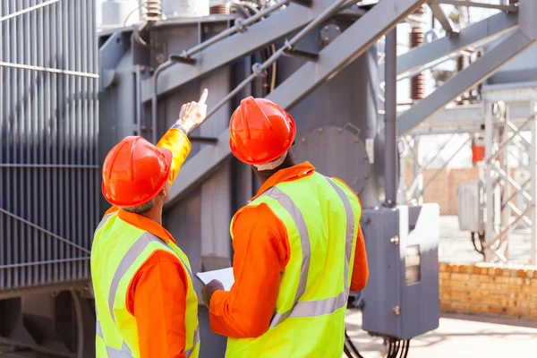 Electrical engineers in onderstation — Stockfoto