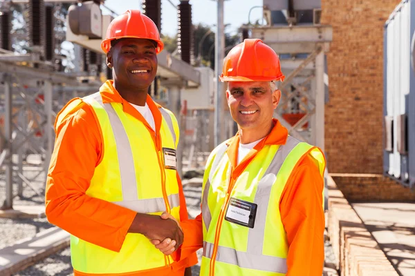 Colaboradores técnicos temblando la mano —  Fotos de Stock