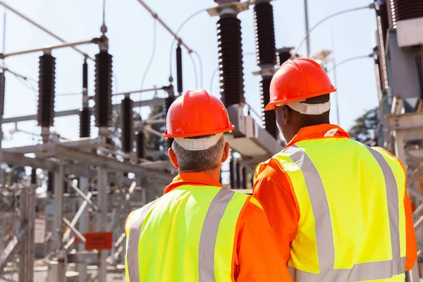 Engenheiros elétricos na subestação — Fotografia de Stock