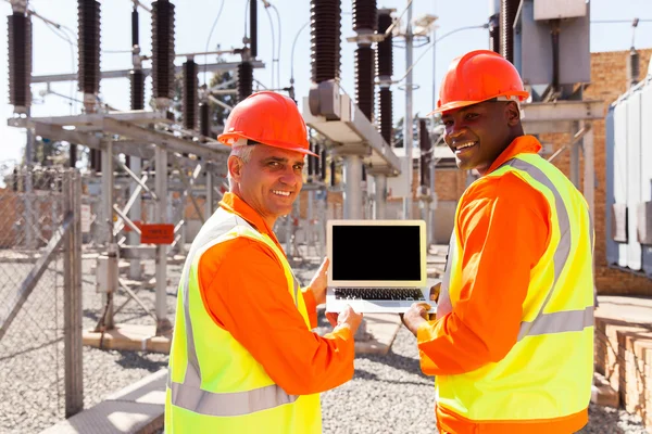 Engenheiros segurando computador portátil — Fotografia de Stock