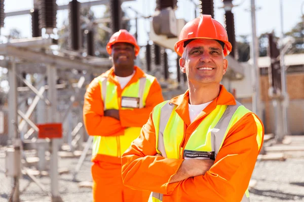 Ingenieros con los brazos cruzados — Foto de Stock