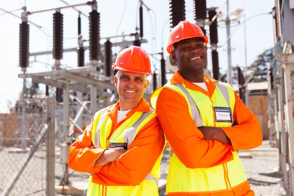 Ingegneri elettrici con bracci incrociati — Foto Stock