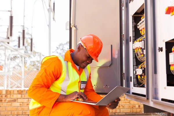 Afrikaanse elektrotechnisch ingenieur die op laptop werkt — Stockfoto