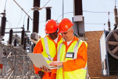 dizüstü bilgisayar kullanarak iki elektrik teknisyenleri