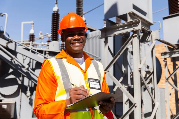 Unga afrikanska elektroingenjör holding Urklipp — Stockfoto