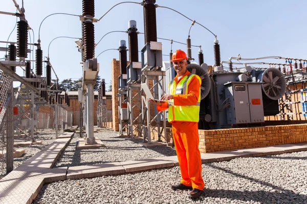 Técnico elétrico de meia idade usando computador portátil — Fotografia de Stock