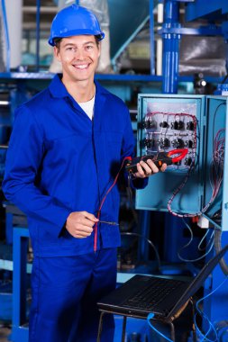 İzolasyon test cihazı ile endüstriyel elektrikçi