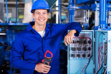 İzolasyon test cihazı ile endüstriyel elektrikçi