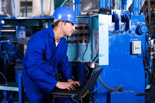 Técnico verificando caixa de distribuição — Fotografia de Stock