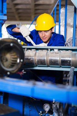 Makine anahtarı ile tamir tamirci