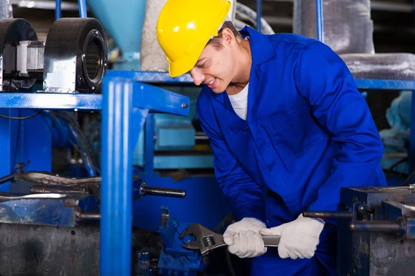 Mecánica de reparación de la máquina de fábrica —  Fotos de Stock