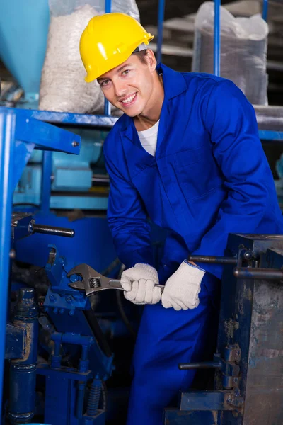 Mekaniker reparerar fabriken maskin — Stockfoto