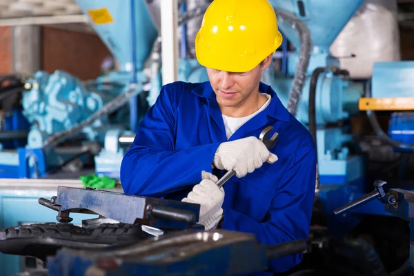 Mécanicien d'usine utilisant la clé — Photo