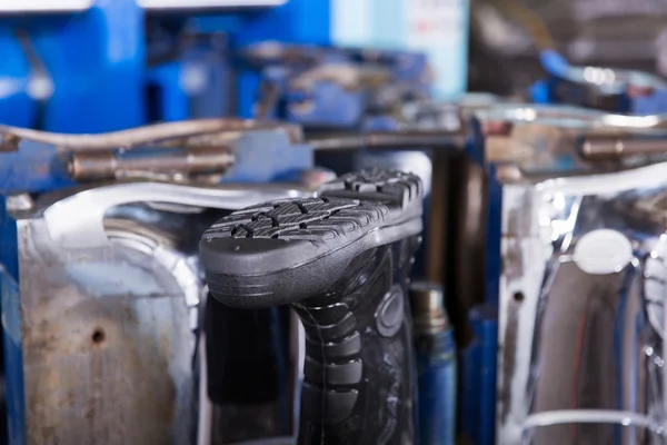 Fabrik stellt Gummistiefel her — Stockfoto