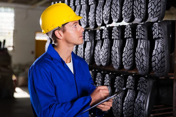 Trabajador de almacén con portapapeles — Foto de Stock