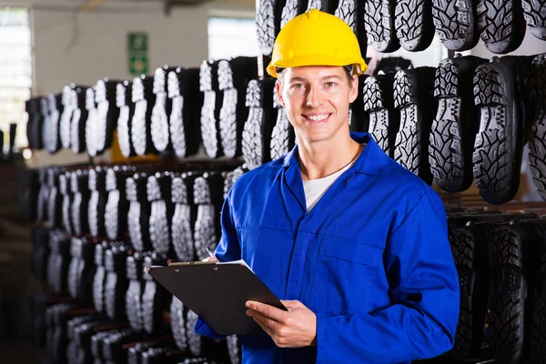 Trabajador de almacén con portapapeles — Foto de Stock