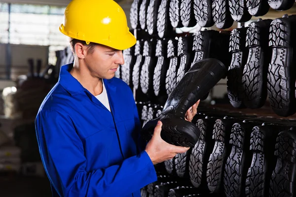 Controlador verificando sola de borracha-botas — Fotografia de Stock