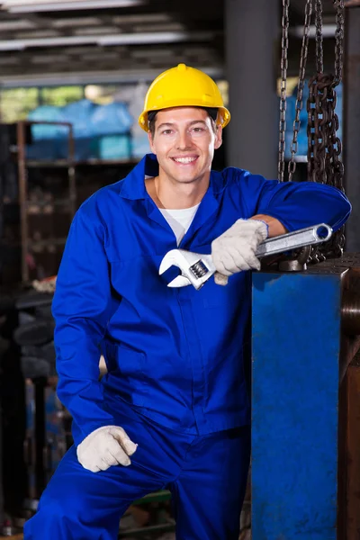 Trabalhador segurando chave inglesa — Fotografia de Stock