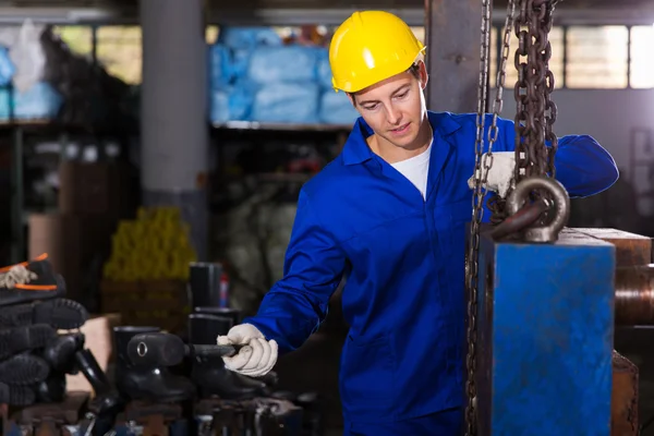 Trabajador usando martillo — Foto de Stock