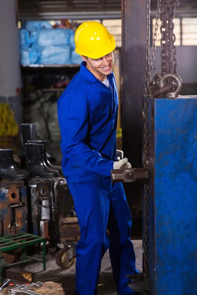 Trabajador usando martillo —  Fotos de Stock